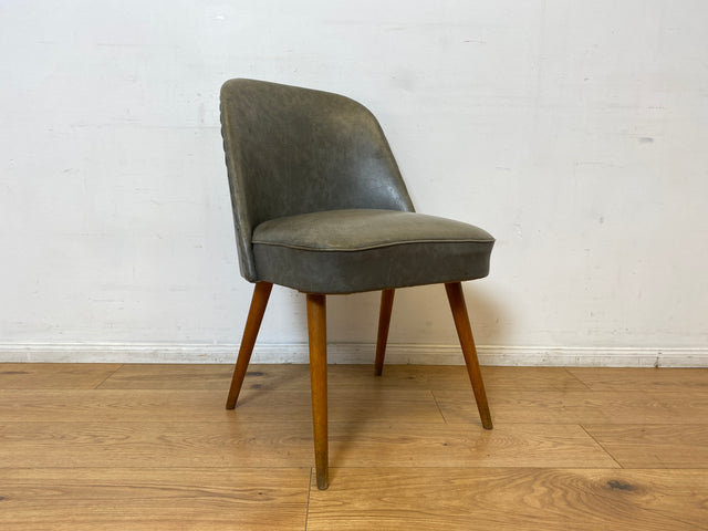 WMK I Versand I Kultiger und sehr gut erhaltener Mid-Century DDR Cocktailsessel mit Federkernsitz und Kunstlederbezug mit Patina