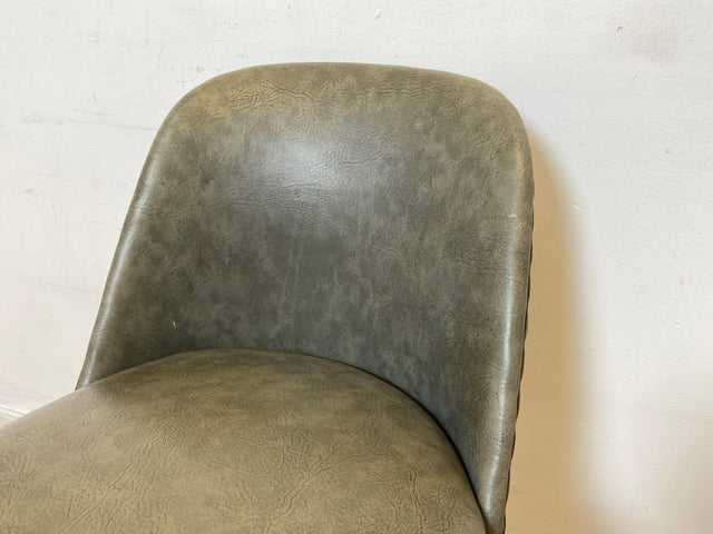 WMK I Versand I Kultiger und sehr gut erhaltener Mid-Century DDR Cocktailsessel mit Federkernsitz und Kunstlederbezug mit Patina