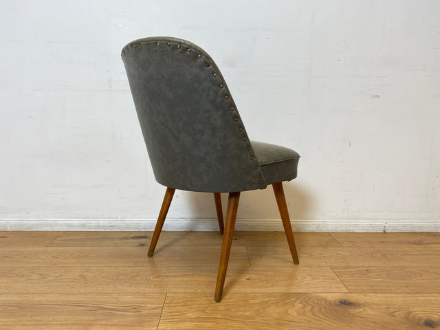 WMK I Versand I Kultiger und sehr gut erhaltener Mid-Century DDR Cocktailsessel mit Federkernsitz und Kunstlederbezug mit Patina