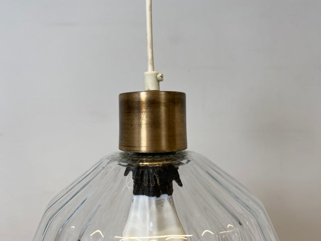 Elegante Mid-Century Hängelampe mit fein facettiertem Glas