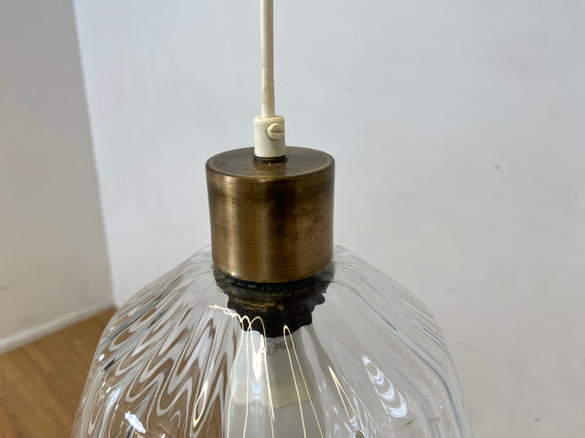 Elegante Mid-Century Hängelampe mit fein facettiertem Glas