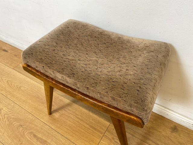 WMK I Versand I Formschöner und bequemer Mid-Century Hocker mit braunem Originalbezug und konischen Füßen