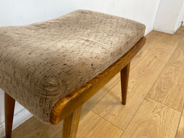 WMK I Versand I Formschöner und bequemer Mid-Century Hocker mit braunem Originalbezug und konischen Füßen
