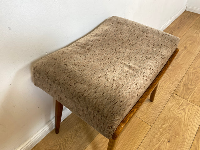 WMK I Versand I Formschöner und bequemer Mid-Century Hocker mit braunem Originalbezug und konischen Füßen