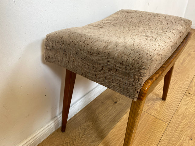 WMK I Versand I Formschöner und bequemer Mid-Century Hocker mit braunem Originalbezug und konischen Füßen