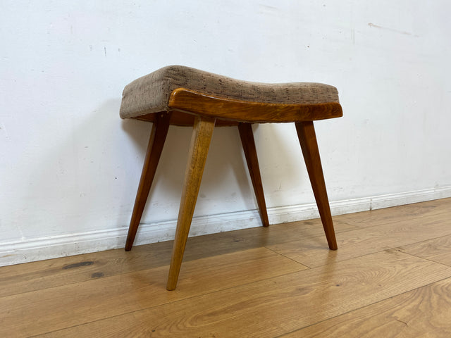 WMK I Versand I Formschöner und bequemer Mid-Century Hocker mit braunem Originalbezug und konischen Füßen