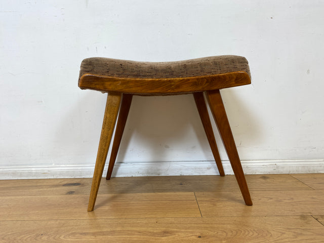 WMK I Versand I Formschöner und bequemer Mid-Century Hocker mit braunem Originalbezug und konischen Füßen