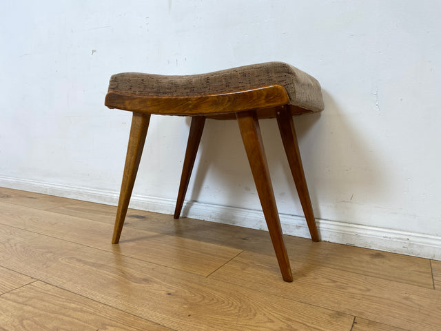 WMK I Versand I Formschöner und bequemer Mid-Century Hocker mit braunem Originalbezug und konischen Füßen