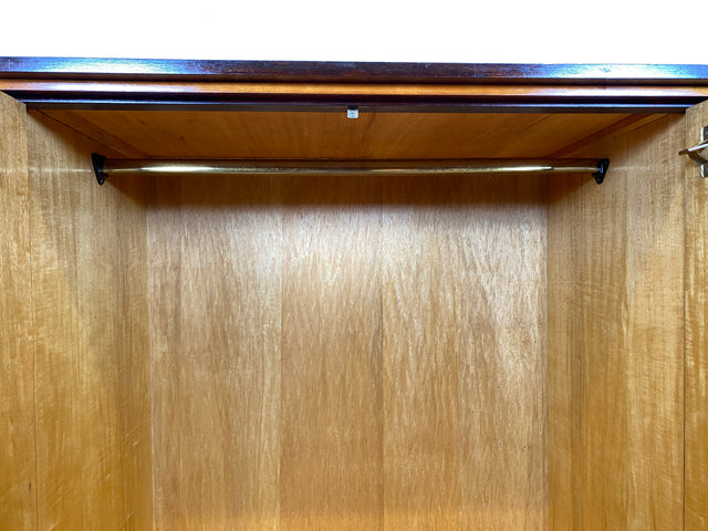 WMK I Schöner Mid-Century Kleiderschrank aus 1961, Vollholz, mit guter Aufteilung