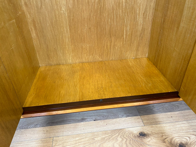WMK I Schöner Mid-Century Kleiderschrank aus 1961, Vollholz, mit guter Aufteilung