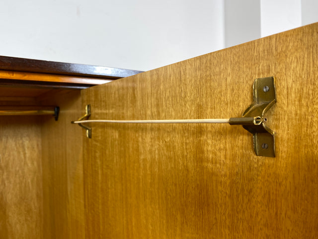 WMK I Schöner Mid-Century Kleiderschrank aus 1961, Vollholz, mit guter Aufteilung