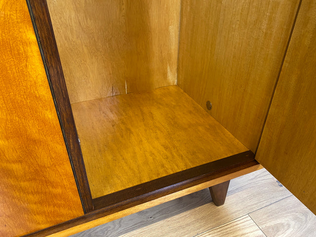 WMK I Schöner Mid-Century Kleiderschrank aus 1961, Vollholz, mit guter Aufteilung