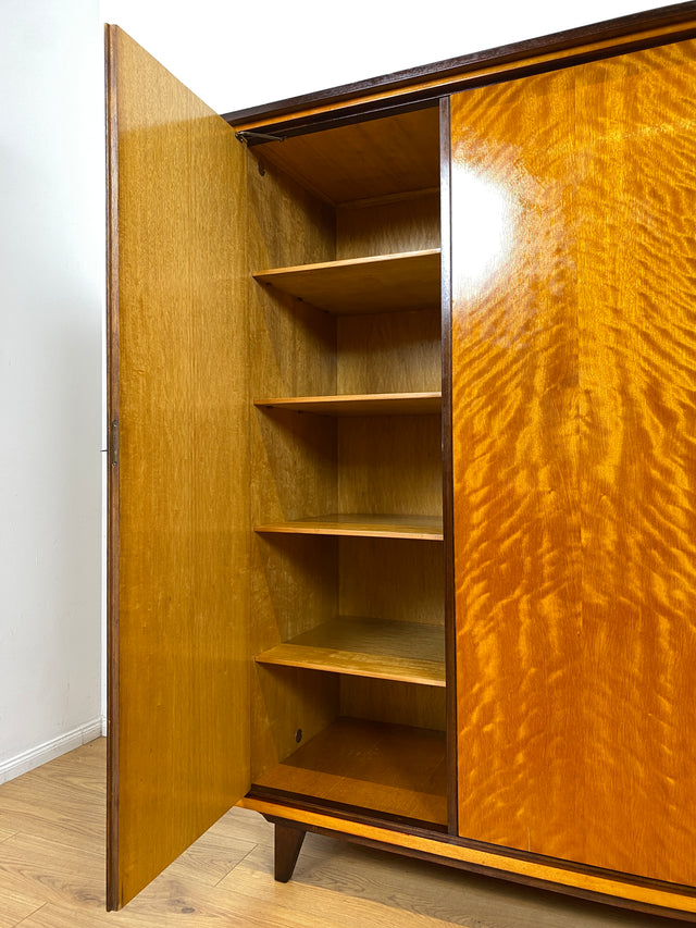 WMK I Schöner Mid-Century Kleiderschrank aus 1961, Vollholz, mit guter Aufteilung