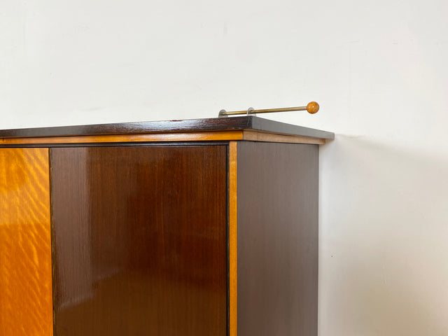 WMK I Schöner Mid-Century Kleiderschrank aus 1961, Vollholz, mit guter Aufteilung