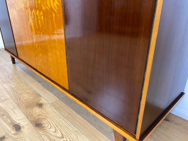 WMK I Schöner Mid-Century Kleiderschrank aus 1961, Vollholz, mit guter Aufteilung