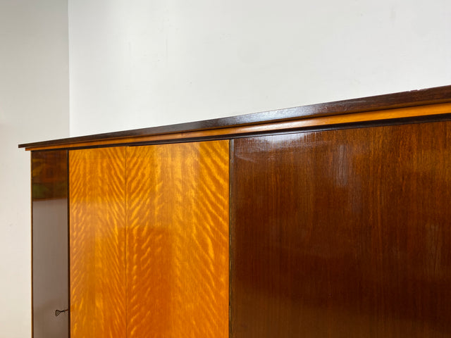 WMK I Schöner Mid-Century Kleiderschrank aus 1961, Vollholz, mit guter Aufteilung