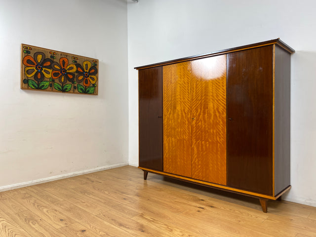 WMK I Schöner Mid-Century Kleiderschrank aus 1961, Vollholz, mit guter Aufteilung