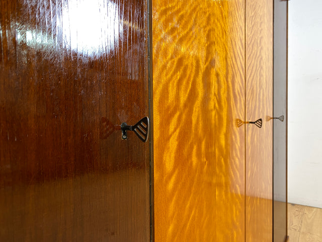 WMK I Schöner Mid-Century Kleiderschrank aus 1961, Vollholz, mit guter Aufteilung
