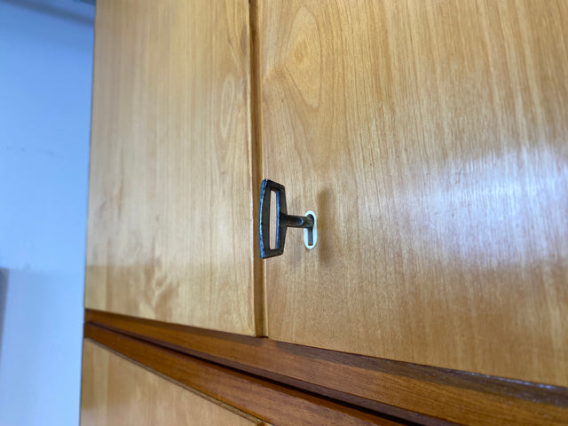 Sehr schöner und geräumiger Mid-Century Kleiderschrank mit Aufsatz und Kleiderstange I Schrank Schlafzimmerschrank Wäscheschrank Wardrobe 60er 70er Vintage Retro I