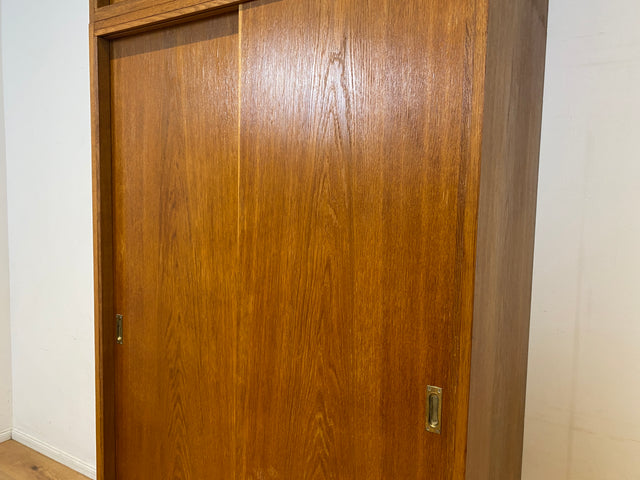 Besonders schöner Mid-Century Kleiderschrank in Eiche mit Aufsatz und Schiebetüren