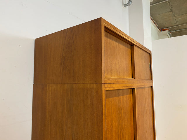 Besonders schöner Mid-Century Kleiderschrank in Eiche mit Aufsatz und Schiebetüren
