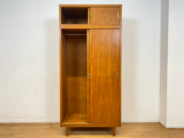 Besonders schöner Mid-Century Kleiderschrank in Eiche mit Aufsatz und Schiebetüren