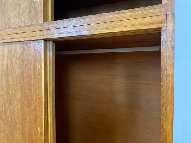 Besonders schöner Mid-Century Kleiderschrank in Eiche mit Aufsatz und Schiebetüren