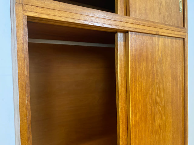 Besonders schöner Mid-Century Kleiderschrank in Eiche mit Aufsatz und Schiebetüren