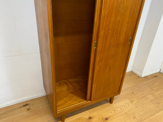 Besonders schöner Mid-Century Kleiderschrank in Eiche mit Aufsatz und Schiebetüren