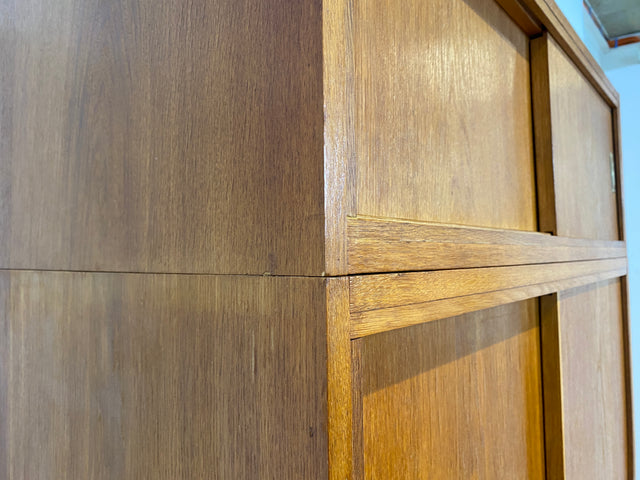 Besonders schöner Mid-Century Kleiderschrank in Eiche mit Aufsatz und Schiebetüren