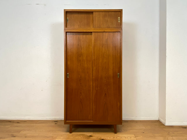Besonders schöner Mid-Century Kleiderschrank in Eiche mit Aufsatz und Schiebetüren