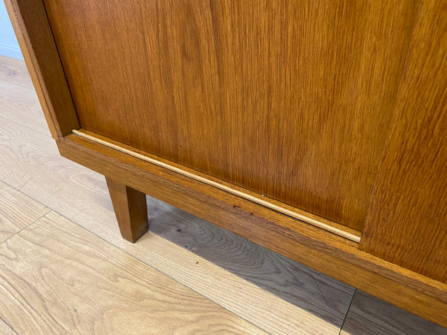 Besonders schöner Mid-Century Kleiderschrank in Eiche mit Aufsatz und Schiebetüren