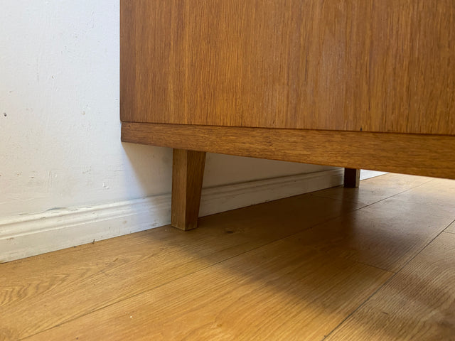 Besonders schöner Mid-Century Kleiderschrank in Eiche mit Aufsatz und Schiebetüren