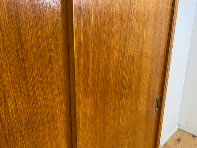 Besonders schöner Mid-Century Kleiderschrank in Eiche mit Aufsatz und Schiebetüren
