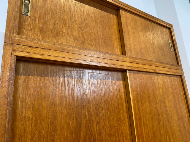 Besonders schöner Mid-Century Kleiderschrank in Eiche mit Aufsatz und Schiebetüren