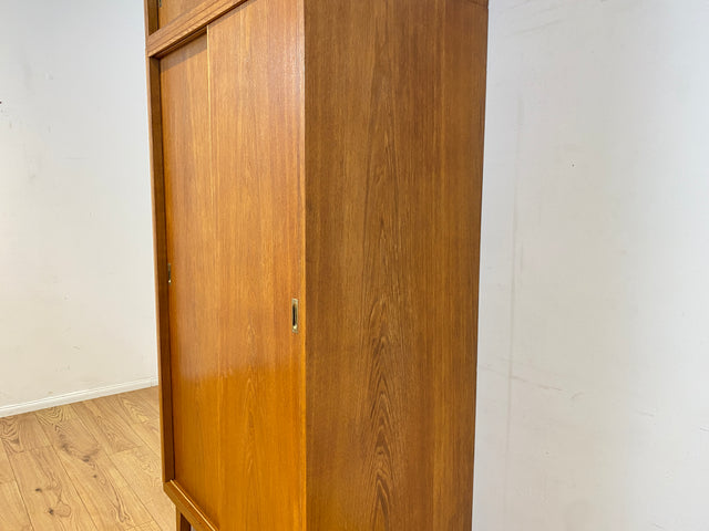 Besonders schöner Mid-Century Kleiderschrank in Eiche mit Aufsatz und Schiebetüren