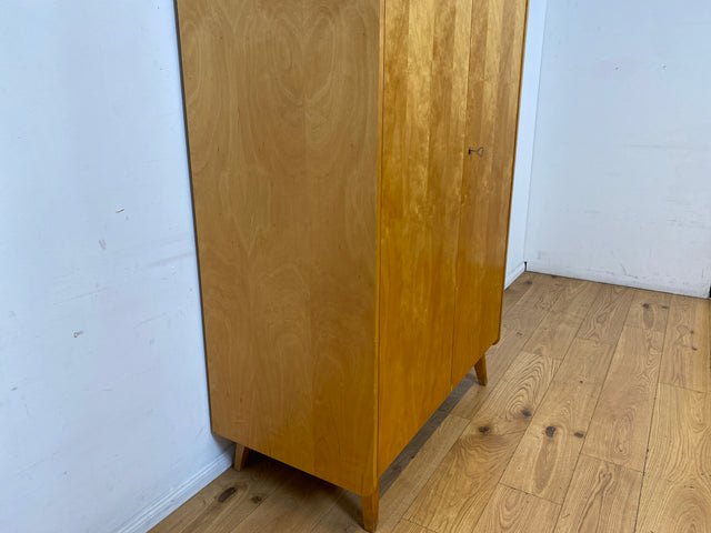 Raumaufhellender Mid-Century Kleiderschrank mit Kleiderstange und konischen Füßen