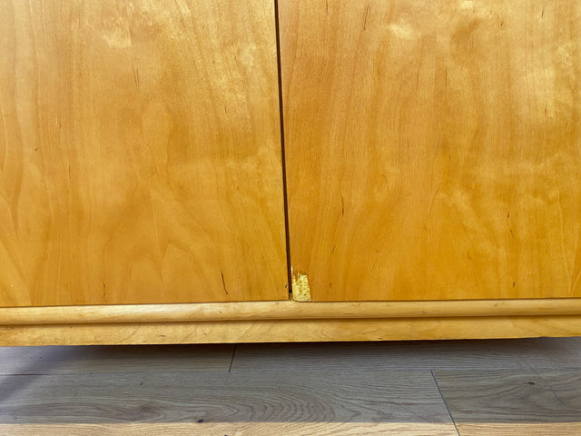 Raumaufhellender Mid-Century Kleiderschrank mit Kleiderstange und konischen Füßen