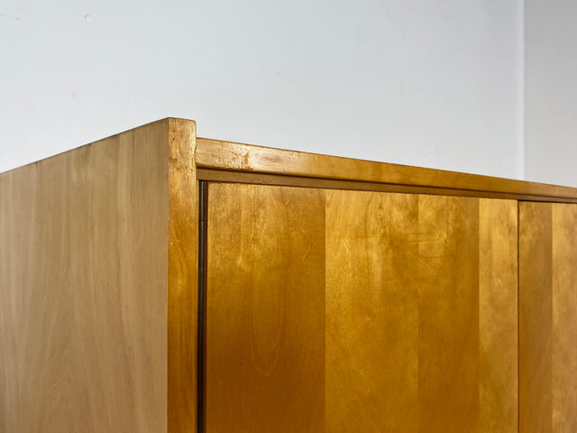 Raumaufhellender Mid-Century Kleiderschrank mit Kleiderstange und konischen Füßen