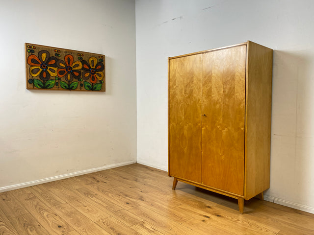 Raumaufhellender Mid-Century Kleiderschrank mit Kleiderstange und konischen Füßen