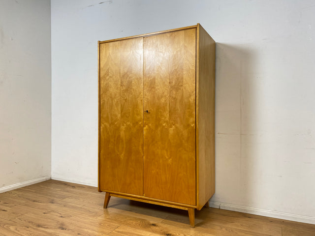 Raumaufhellender Mid-Century Kleiderschrank mit Kleiderstange und konischen Füßen