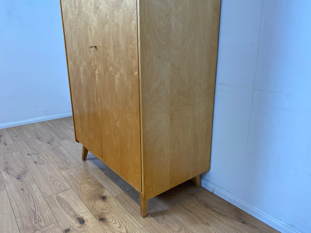 Raumaufhellender Mid-Century Kleiderschrank mit Kleiderstange und konischen Füßen