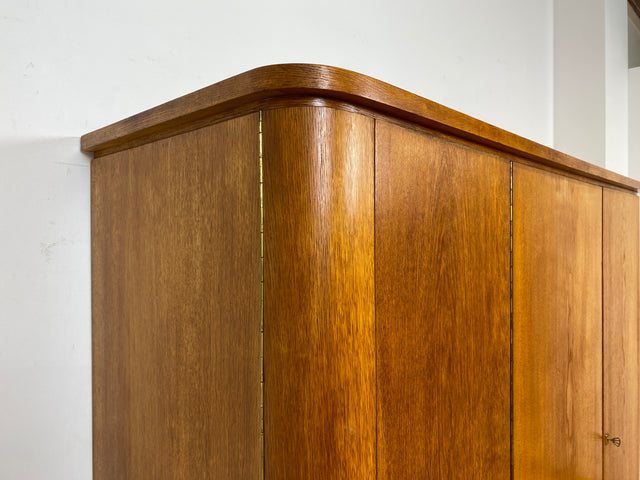 Besonders schöner Mid-Century Kleiderschrank aus 1960 mit Schubladen I Vollholz in Eiche 
