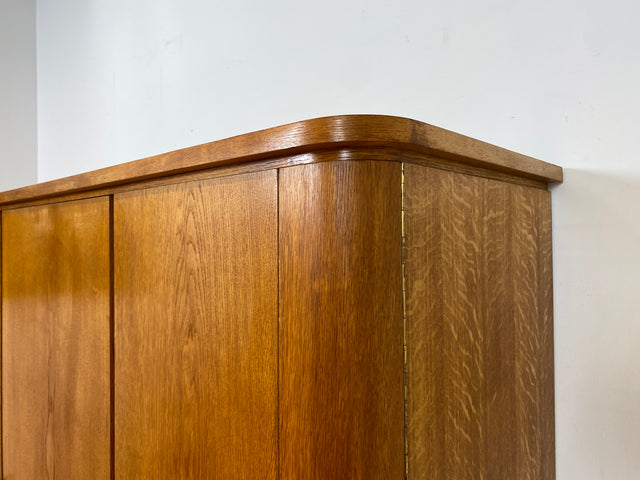 Besonders schöner Mid-Century Kleiderschrank aus 1960 mit Schubladen I Vollholz in Eiche 