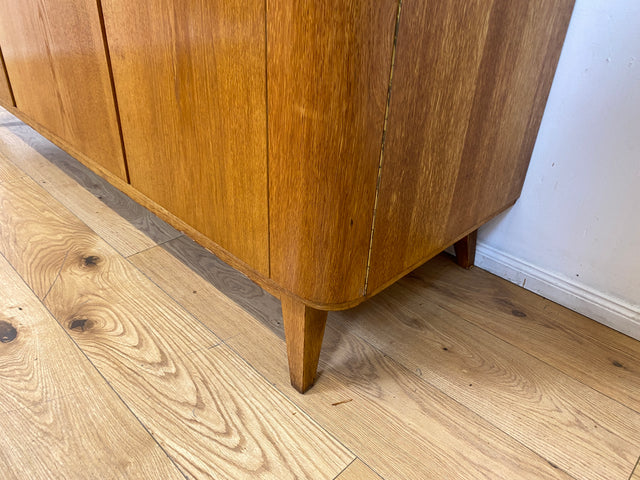 Besonders schöner Mid-Century Kleiderschrank aus 1960 mit Schubladen I Vollholz in Eiche 