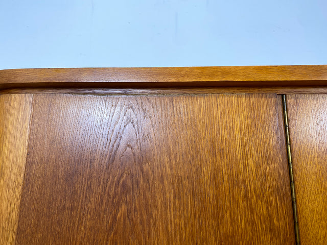 Besonders schöner Mid-Century Kleiderschrank aus 1960 mit Schubladen I Vollholz in Eiche 