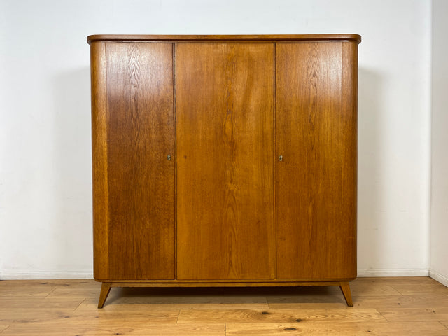 Besonders schöner Mid-Century Kleiderschrank aus 1960 mit Schubladen I Vollholz in Eiche 