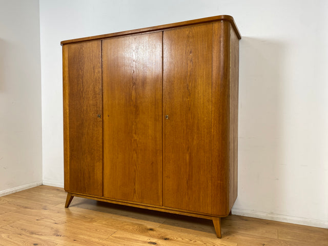 Besonders schöner Mid-Century Kleiderschrank aus 1960 mit Schubladen I Vollholz in Eiche 