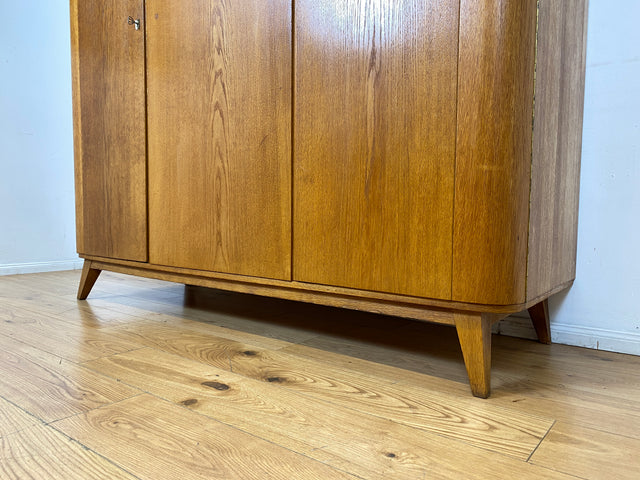 Besonders schöner Mid-Century Kleiderschrank aus 1960 mit Schubladen I Vollholz in Eiche 