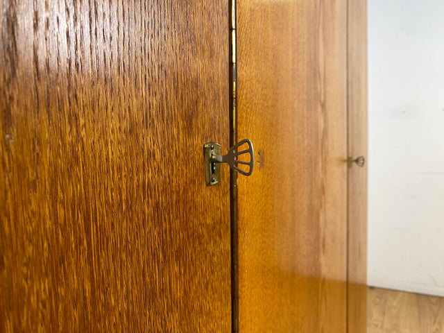 Besonders schöner Mid-Century Kleiderschrank aus 1960 mit Schubladen I Vollholz in Eiche 